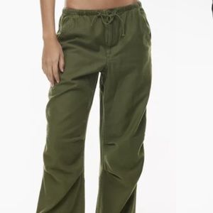 Aritzia Cache Cargo Pant Size Small in Army Green